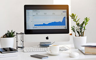 梅西遭四大重击！队友连送大礼，半场被巴黎打花，名嘴指责不防守