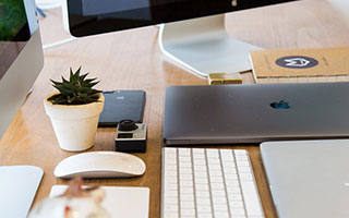 梅西遭四大重击！队友连送大礼，半场被巴黎打花，名嘴指责不防守